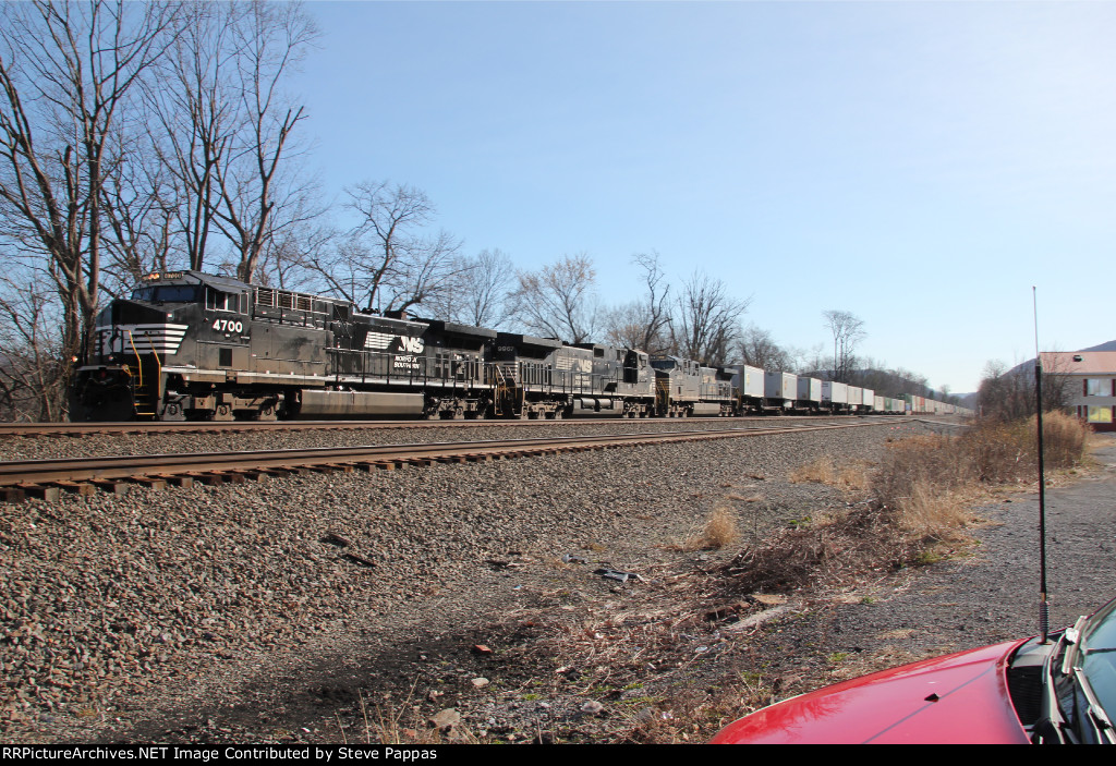 NS 4700 takes train 25G west